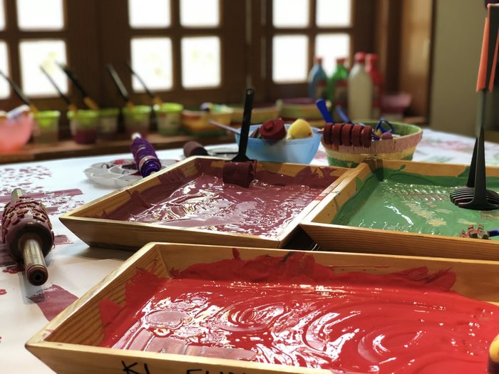 paints table